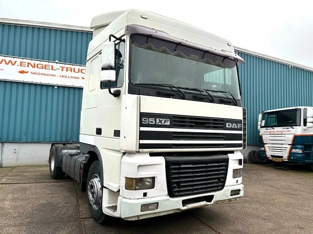 DAF 95.380 XF SPACECAB (EURO 2 (MECHANICAL PUMP & INJECTORS) / ZF16 MANUAL GEARBOX / AIRCONDITIONING) - Nyergesvontató: 2 kép. DAF 95.380 XF SPACECAB (EURO 2 (MECHANICAL PUMP & INJECTORS) / ZF16 MANUAL GEARBOX / AIRCONDITIONING) - Nyergesvontató: 2 kép.
