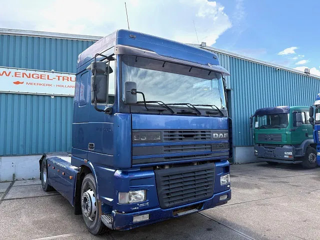 DAF 95.380 XF SPACECAB (EURO 2 / ZF16 MANUAL GEARBOX / HYDRAULIC KIT / P.T.O. / SIDE SKIRTS / AIRCONDITIONING) - Nyergesvontató: 2 kép. DAF 95.380 XF SPACECAB (EURO 2 / ZF16 MANUAL GEARBOX / HYDRAULIC KIT / P.T.O. / SIDE SKIRTS / AIRCONDITIONING) - Nyergesvontató: 2 kép.