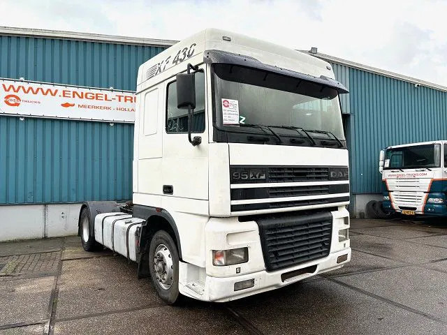 DAF 95.430 XF SPACECAB (EURO 3 / ZF16 MANUAL GEARBOX / ZF-INTARDER / AIRCONDITIONING) - Nyergesvontató: 2 kép. DAF 95.430 XF SPACECAB (EURO 3 / ZF16 MANUAL GEARBOX / ZF-INTARDER / AIRCONDITIONING) - Nyergesvontató: 2 kép.