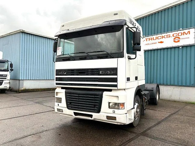 DAF 95.430 XF SPACECAB (EURO 3 / ZF16 MANUAL GEARBOX / ZF-INTARDER / AIRCONDITIONING) - Nyergesvontató: 1 kép. DAF 95.430 XF SPACECAB (EURO 3 / ZF16 MANUAL GEARBOX / ZF-INTARDER / AIRCONDITIONING) - Nyergesvontató: 1 kép.