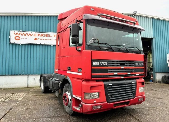 DAF 95.480 XF SPACECAB (EURO 3 / ZF16 MANUAL GEARBOX / 2x DIESELTANK / AIRCONDITIONING) - Nyergesvontató: 2 kép. DAF 95.480 XF SPACECAB (EURO 3 / ZF16 MANUAL GEARBOX / 2x DIESELTANK / AIRCONDITIONING) - Nyergesvontató: 2 kép.