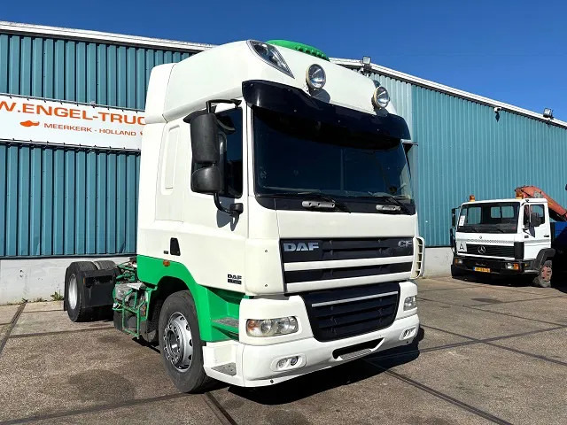 DAF CF 85.410 SPACECAB 4x2 (ZF16 MANUAL GEARBOX / MX-BRAKE / 995 LITER DIESELTANK / AIRCONDITIONING / FRIDGE UNTHER BED) - Nyergesvontató: 2 kép. DAF CF 85.410 SPACECAB 4x2 (ZF16 MANUAL GEARBOX / MX-BRAKE / 995 LITER DIESELTANK / AIRCONDITIONING / FRIDGE UNTHER BED) - Nyergesvontató: 2 kép.