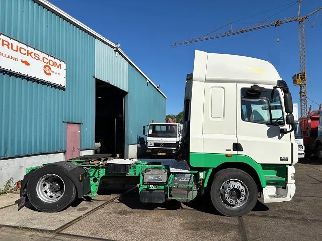 DAF CF 85.410 SPACECAB 4x2 (ZF16 MANUAL GEARBOX / MX-BRAKE / 995 LITER DIESELTANK / AIRCONDITIONING / FRIDGE UNTHER BED) - Nyergesvontató: 4 kép. DAF CF 85.410 SPACECAB 4x2 (ZF16 MANUAL GEARBOX / MX-BRAKE / 995 LITER DIESELTANK / AIRCONDITIONING / FRIDGE UNTHER BED) - Nyergesvontató: 4 kép.