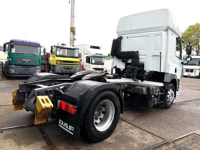 DAF CF 85.460 SPACECAB 4x2 (AS-TRONIC / MX-BRAKE / AIRCONDITIONING / ADR-VLG / FRIDGE / EURO 5 / ETC.) - Nyergesvontató: 3 kép. DAF CF 85.460 SPACECAB 4x2 (AS-TRONIC / MX-BRAKE / AIRCONDITIONING / ADR-VLG / FRIDGE / EURO 5 / ETC.) - Nyergesvontató: 3 kép.