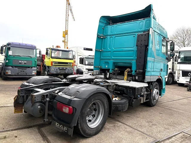 DAF XF 105.460 ATE SPACECAB (EURO 5 / ZF MANUAL GEARBOX / P.T.O. / AIRCONDITIONING / FRIDGE UNDER BED / ETC.) - Nyergesvontató: 3 kép. DAF XF 105.460 ATE SPACECAB (EURO 5 / ZF MANUAL GEARBOX / P.T.O. / AIRCONDITIONING / FRIDGE UNDER BED / ETC.) - Nyergesvontató: 3 kép.
