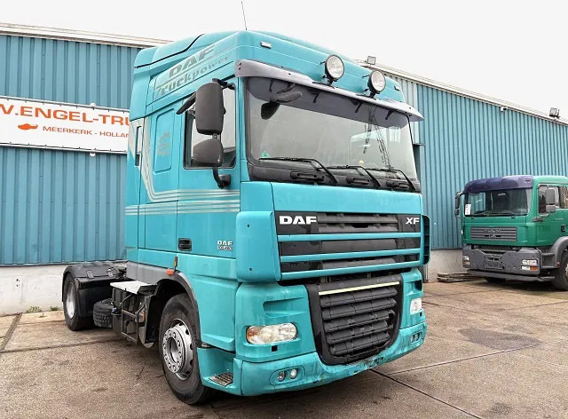 DAF XF 105.460 ATE SPACECAB (EURO 5 / ZF MANUAL GEARBOX / P.T.O. / AIRCONDITIONING / FRIDGE UNDER BED / ETC.) - Nyergesvontató: 2 kép. DAF XF 105.460 ATE SPACECAB (EURO 5 / ZF MANUAL GEARBOX / P.T.O. / AIRCONDITIONING / FRIDGE UNDER BED / ETC.) - Nyergesvontató: 2 kép.