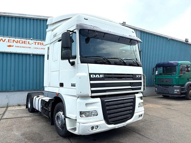 DAF XF 105.460 SPACECAB (4 IDENTICAL UNITS AVAILBLE) (ZF16 MANUAL GEARBOX / MX-BRAKE / 870+430 LITER TANK / FRIDGE / AIRCONDITIONING - Nyergesvontató: 2 kép. DAF XF 105.460 SPACECAB (4 IDENTICAL UNITS AVAILBLE) (ZF16 MANUAL GEARBOX / MX-BRAKE / 870+430 LITER TANK / FRIDGE / AIRCONDITIONING - Nyergesvontató: 2 kép.