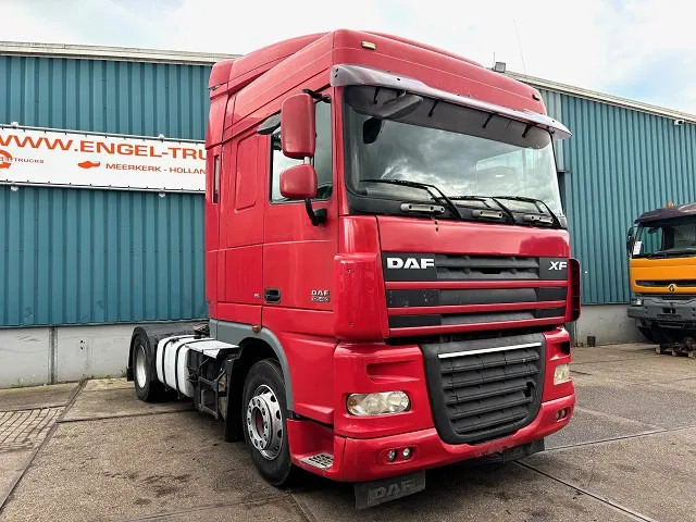 DAF XF 105.460 SPACECAB (ZF16 MANUAL GEARBOX / MX-BRAKE / 870+430 LITER TANK / AIRCONDITIONING / FRIDGE) - Nyergesvontató: 2 kép. DAF XF 105.460 SPACECAB (ZF16 MANUAL GEARBOX / MX-BRAKE / 870+430 LITER TANK / AIRCONDITIONING / FRIDGE) - Nyergesvontató: 2 kép.