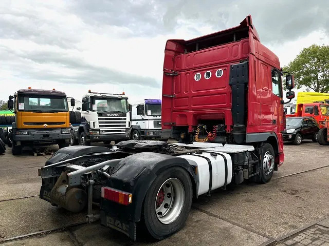 DAF XF 105.460 SPACECAB (ZF16 MANUAL GEARBOX / MX-BRAKE / 870+430 LITER TANK / AIRCONDITIONING / FRIDGE) - Nyergesvontató: 3 kép. DAF XF 105.460 SPACECAB (ZF16 MANUAL GEARBOX / MX-BRAKE / 870+430 LITER TANK / AIRCONDITIONING / FRIDGE) - Nyergesvontató: 3 kép.