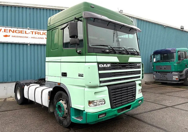 DAF XF 95.430 SPACECAB EURO 4 (ZF16 MANUAL GEARBOX / ZF-INTARDER / AIRCONDITIONING / 870 LITER DIESEL TANK / EURO 4) - Nyergesvontató: 2 kép. DAF XF 95.430 SPACECAB EURO 4 (ZF16 MANUAL GEARBOX / ZF-INTARDER / AIRCONDITIONING / 870 LITER DIESEL TANK / EURO 4) - Nyergesvontató: 2 kép.