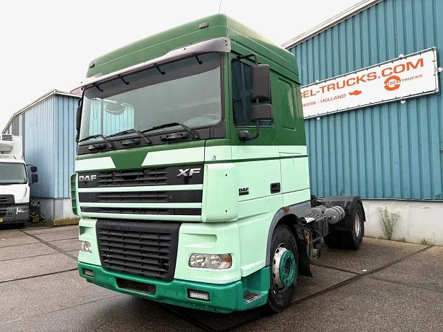 DAF XF 95.430 SPACECAB EURO 4 (ZF16 MANUAL GEARBOX / ZF-INTARDER / AIRCONDITIONING / 870 LITER DIESEL TANK / EURO 4) - Nyergesvontató: 1 kép. DAF XF 95.430 SPACECAB EURO 4 (ZF16 MANUAL GEARBOX / ZF-INTARDER / AIRCONDITIONING / 870 LITER DIESEL TANK / EURO 4) - Nyergesvontató: 1 kép.