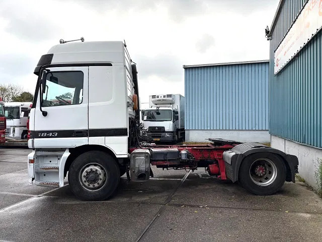 Mercedes-Benz Actros 1843 LS (MP1) (EPS WITH CLUTCH (3 PEDALS) / AIRCONDITIONING / SUNVISOR / ETC.) - Nyergesvontató: 5 kép. Mercedes-Benz Actros 1843 LS (MP1) (EPS WITH CLUTCH (3 PEDALS) / AIRCONDITIONING / SUNVISOR / ETC.) - Nyergesvontató: 5 kép.