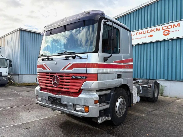 Mercedes-Benz Actros 1843 LS SLEEPERCAB (MP1) (ZF16 MANUAL GEARBOX / REDUCTION AXLE / AIRCONDITIONING / ETC.) - Nyergesvontató: 1 kép. Mercedes-Benz Actros 1843 LS SLEEPERCAB (MP1) (ZF16 MANUAL GEARBOX / REDUCTION AXLE / AIRCONDITIONING / ETC.) - Nyergesvontató: 1 kép.
