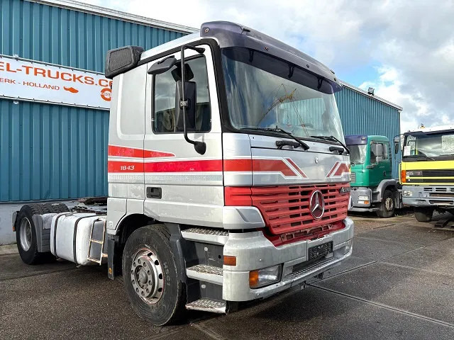 Mercedes-Benz Actros 1843 LS SLEEPERCAB (MP1) (ZF16 MANUAL GEARBOX / REDUCTION AXLE / AIRCONDITIONING / ETC.) - Nyergesvontató: 2 kép. Mercedes-Benz Actros 1843 LS SLEEPERCAB (MP1) (ZF16 MANUAL GEARBOX / REDUCTION AXLE / AIRCONDITIONING / ETC.) - Nyergesvontató: 2 kép.