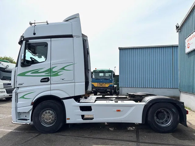 Mercedes-Benz Actros 1845 LS BIGSPACE (RETARDER / EURO 5 / TELLIGENT GEARBOX / FULL SPOILERSET / 2x DIESELTANK / AIRCONDITIONING) - Nyergesvontató: 5 kép. Mercedes-Benz Actros 1845 LS BIGSPACE (RETARDER / EURO 5 / TELLIGENT GEARBOX / FULL SPOILERSET / 2x DIESELTANK / AIRCONDITIONING) - Nyergesvontató: 5 kép.