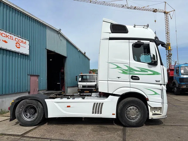 Mercedes-Benz Actros 1845 LS BIGSPACE (RETARDER / EURO 5 / TELLIGENT GEARBOX / FULL SPOILERSET / 2x DIESELTANK / AIRCONDITIONING) - Nyergesvontató: 4 kép. Mercedes-Benz Actros 1845 LS BIGSPACE (RETARDER / EURO 5 / TELLIGENT GEARBOX / FULL SPOILERSET / 2x DIESELTANK / AIRCONDITIONING) - Nyergesvontató: 4 kép.