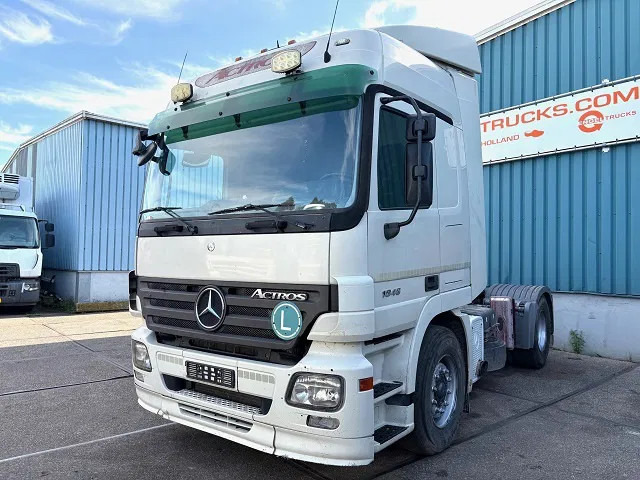 Mercedes-Benz Actros 1846 LS (MP2) (EPS WITH CLUTCH / RETARDER / 3-PEDALS/ AIRCONDITIONING / ETC) - Nyergesvontató: 1 kép. Mercedes-Benz Actros 1846 LS (MP2) (EPS WITH CLUTCH / RETARDER / 3-PEDALS/ AIRCONDITIONING / ETC) - Nyergesvontató: 1 kép.