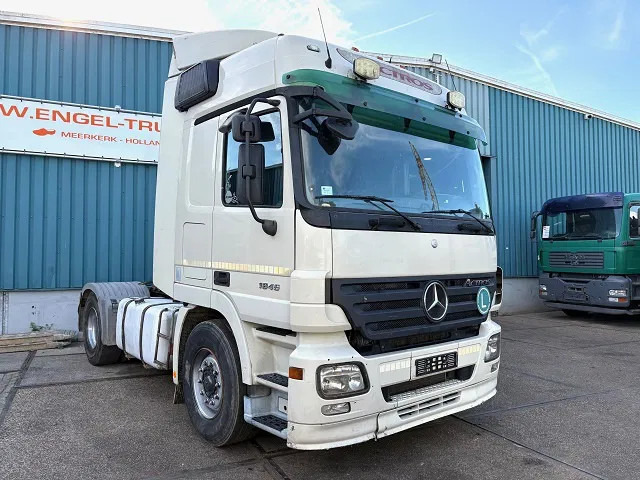 Mercedes-Benz Actros 1846 LS (MP2) (EPS WITH CLUTCH / RETARDER / 3-PEDALS/ AIRCONDITIONING / ETC) - Nyergesvontató: 2 kép. Mercedes-Benz Actros 1846 LS (MP2) (EPS WITH CLUTCH / RETARDER / 3-PEDALS/ AIRCONDITIONING / ETC) - Nyergesvontató: 2 kép.