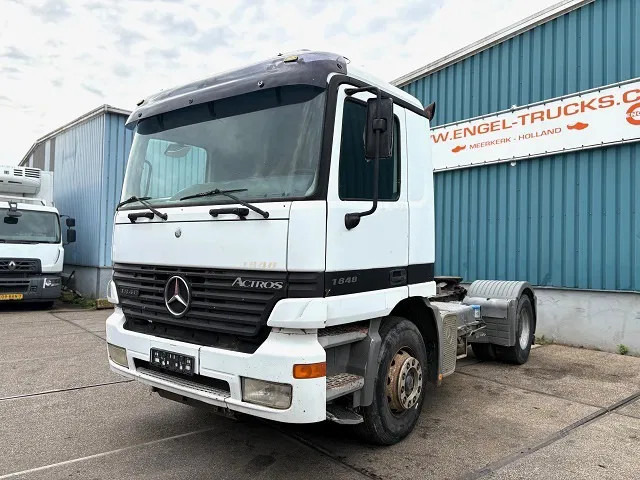 Mercedes-Benz Actros 1848 LS (MP1) 4x2 TRACTOR (EPS WITH CLUTCH / RUDUCTION AXLE / HYDRAULIC KIT / AIRCONDITIONING / ETC) - Nyergesvontató: 1 kép. Mercedes-Benz Actros 1848 LS (MP1) 4x2 TRACTOR (EPS WITH CLUTCH / RUDUCTION AXLE / HYDRAULIC KIT / AIRCONDITIONING / ETC) - Nyergesvontató: 1 kép.