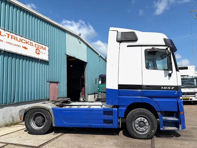 Mercedes-Benz Actros 1857 LS (MP1) MEGASPACE (EPS WITH CLUTCH (3-PEDALS) / RETARDER / REDUCTION AXLE / AIRCONDITIONING) - Nyergesvontató: 4 kép. Mercedes-Benz Actros 1857 LS (MP1) MEGASPACE (EPS WITH CLUTCH (3-PEDALS) / RETARDER / REDUCTION AXLE / AIRCONDITIONING) - Nyergesvontató: 4 kép.