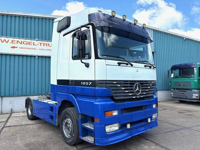 Mercedes-Benz Actros 1857 LS (MP1) MEGASPACE (EPS WITH CLUTCH (3-PEDALS) / RETARDER / REDUCTION AXLE / AIRCONDITIONING) - Nyergesvontató: 2 kép. Mercedes-Benz Actros 1857 LS (MP1) MEGASPACE (EPS WITH CLUTCH (3-PEDALS) / RETARDER / REDUCTION AXLE / AIRCONDITIONING) - Nyergesvontató: 2 kép.