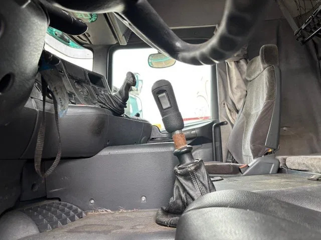 Nyergesvontató Scania R114-380 LA SLEEPERCAB 4x2 (EURO 2 / MANUAL GEARBOX / HYDRAULIC KIT / P.T.O. / FULL SPOILERSET / ETC.): 10 kép. Nyergesvontató Scania R114-380 LA SLEEPERCAB 4x2 (EURO 2 / MANUAL GEARBOX / HYDRAULIC KIT / P.T.O. / FULL SPOILERSET / ETC.): 10 kép.