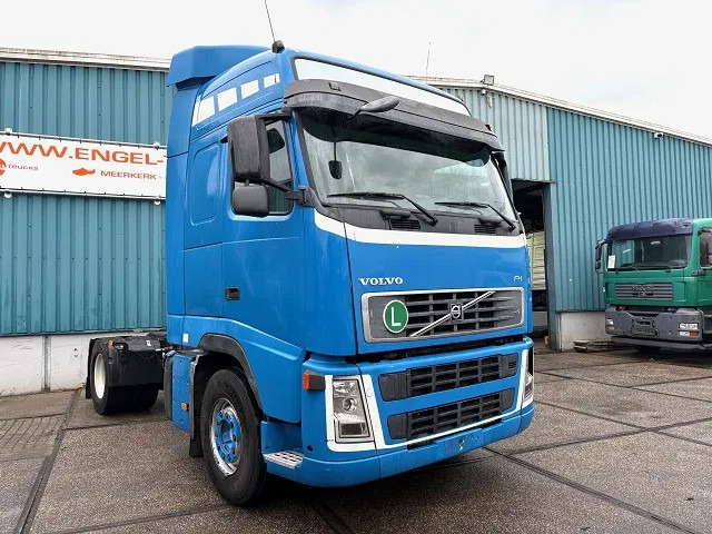 Volvo FH 400 GLOBETROTTER (VIN: 7B446149 / I-SHIFT / ADR-VLG / AIRCONDITIONING / COMPLETE SPOILERSET ON CABIN) - Nyergesvontató: 2 kép. Volvo FH 400 GLOBETROTTER (VIN: 7B446149 / I-SHIFT / ADR-VLG / AIRCONDITIONING / COMPLETE SPOILERSET ON CABIN) - Nyergesvontató: 2 kép.