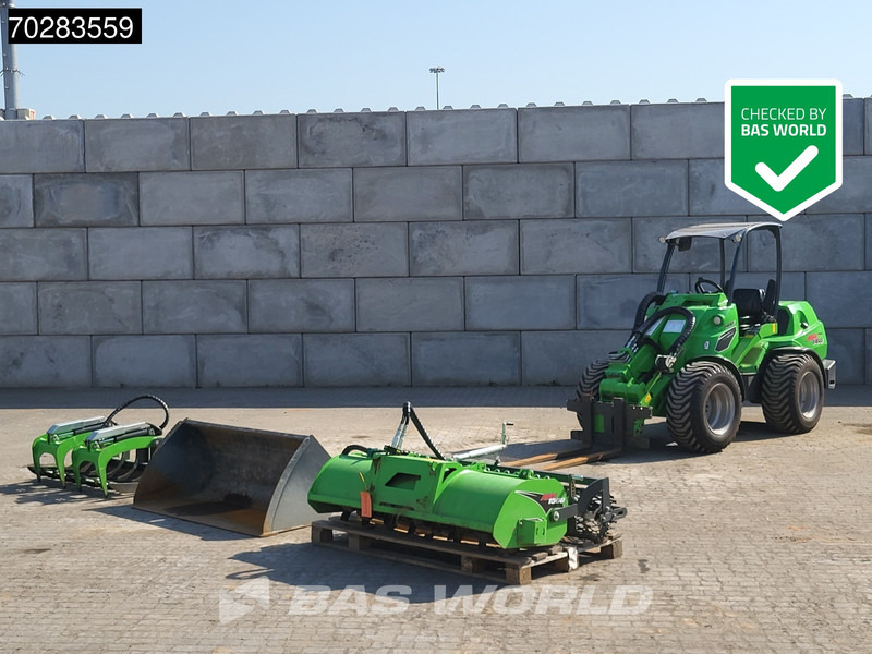 Avant M860i ATTACHMENTS INCLUDED - Gumikerekes homlokrakodó: 1 kép. Avant M860i ATTACHMENTS INCLUDED - Gumikerekes homlokrakodó: 1 kép.