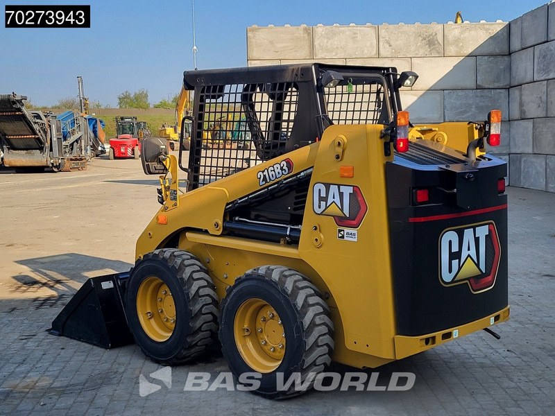 Caterpillar 216 B3 - Mini homlokrakodó: 3 kép. Caterpillar 216 B3 - Mini homlokrakodó: 3 kép.