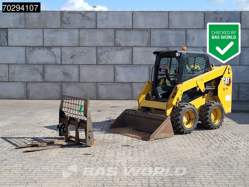 Caterpillar 226 D3 BUCKET + FORKS - Mini homlokrakodó: 1 kép. Caterpillar 226 D3 BUCKET + FORKS - Mini homlokrakodó: 1 kép.