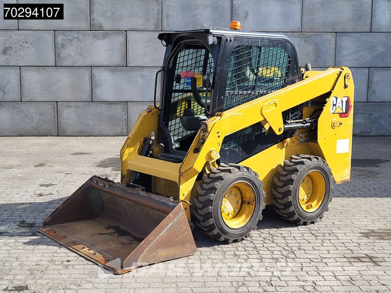Caterpillar 226 D3 BUCKET + FORKS - Mini homlokrakodó: 3 kép. Caterpillar 226 D3 BUCKET + FORKS - Mini homlokrakodó: 3 kép.