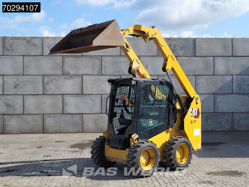 Caterpillar 226 D3 BUCKET + FORKS - Mini homlokrakodó: 2 kép. Caterpillar 226 D3 BUCKET + FORKS - Mini homlokrakodó: 2 kép.