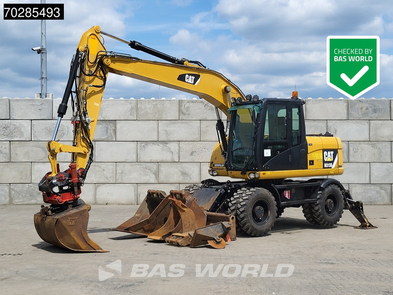 Caterpillar M313 D OUTRIGGERS + ROTOTILT - Gumikerekes kotró: 1 kép. Caterpillar M313 D OUTRIGGERS + ROTOTILT - Gumikerekes kotró: 1 kép.