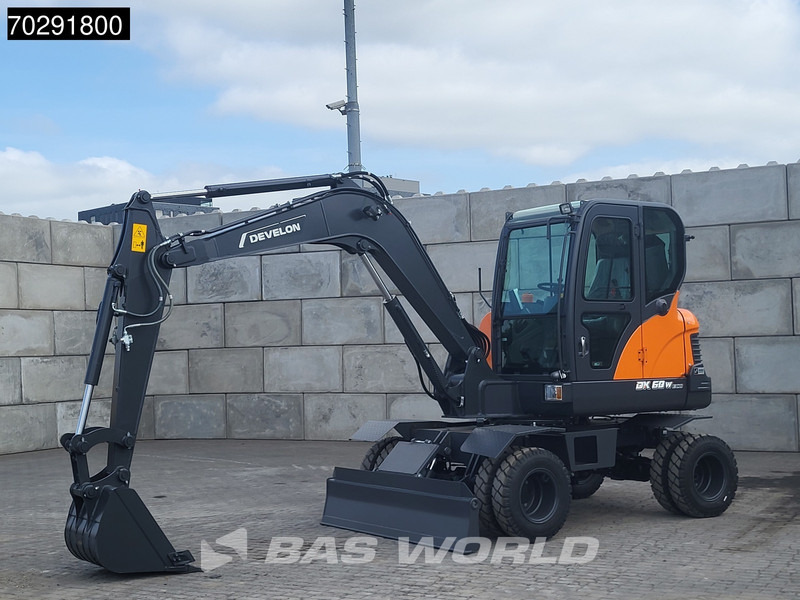 Develon DX60 WN ECO-1 A/C - Gumikerekes kotró: 2 kép. Develon DX60 WN ECO-1 A/C - Gumikerekes kotró: 2 kép.