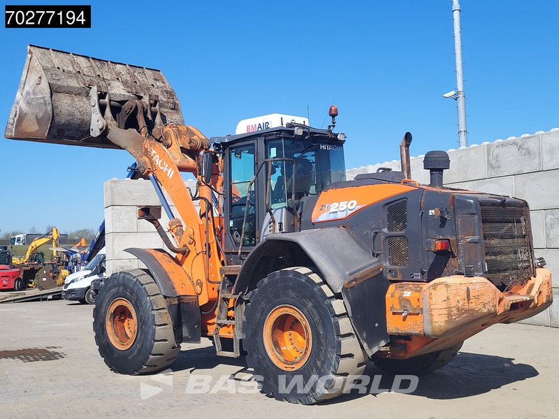 Hitachi ZW250 -6 - Gumikerekes homlokrakodó: 2 kép. Hitachi ZW250 -6 - Gumikerekes homlokrakodó: 2 kép.