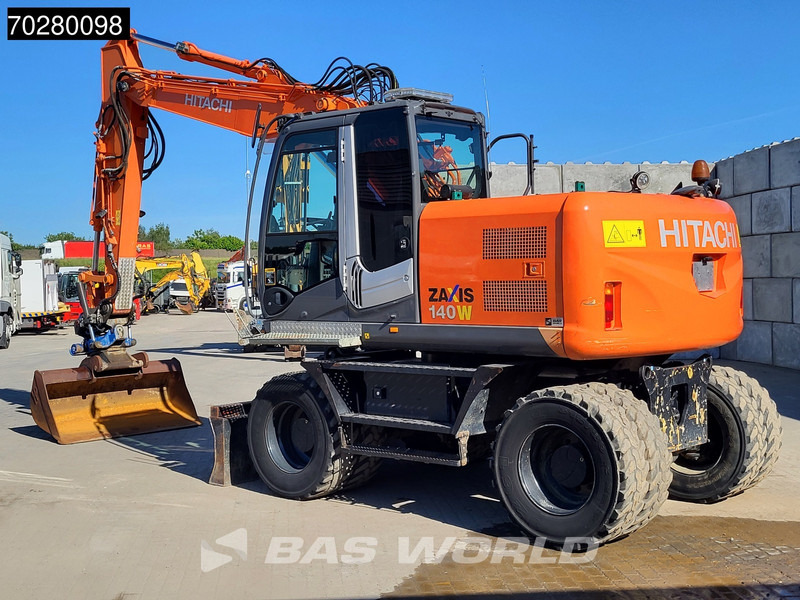 Hitachi ZX140W -3 - Gumikerekes kotró: 2 kép. Hitachi ZX140W -3 - Gumikerekes kotró: 2 kép.