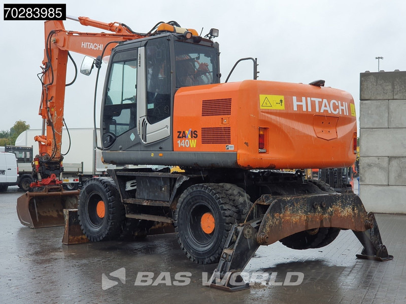 Hitachi ZX140W -3 OUTRIGGERS - ROTOTILT - Gumikerekes kotró: 2 kép. Hitachi ZX140W -3 OUTRIGGERS - ROTOTILT - Gumikerekes kotró: 2 kép.