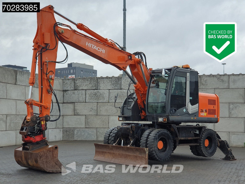 Hitachi ZX140W -3 OUTRIGGERS - ROTOTILT - Gumikerekes kotró: 1 kép. Hitachi ZX140W -3 OUTRIGGERS - ROTOTILT - Gumikerekes kotró: 1 kép.