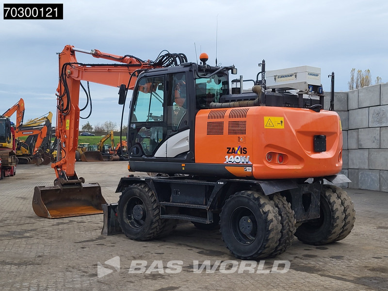 Hitachi ZX140W -6 - Gumikerekes kotró: 2 kép. Hitachi ZX140W -6 - Gumikerekes kotró: 2 kép.