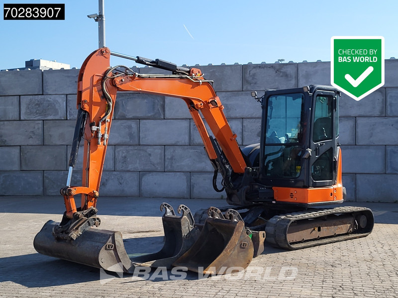 Hitachi ZX55U-6CLR A/C - 3 BUCKETS - Minikotró: 1 kép. Hitachi ZX55U-6CLR A/C - 3 BUCKETS - Minikotró: 1 kép.