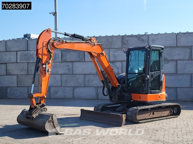 Hitachi ZX55U-6CLR A/C - 3 BUCKETS - Minikotró: 2 kép. Hitachi ZX55U-6CLR A/C - 3 BUCKETS - Minikotró: 2 kép.