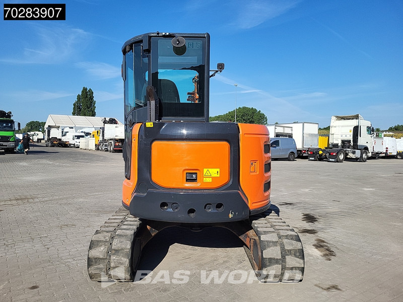 Hitachi ZX55U-6CLR A/C - 3 BUCKETS - Minikotró: 5 kép. Hitachi ZX55U-6CLR A/C - 3 BUCKETS - Minikotró: 5 kép.