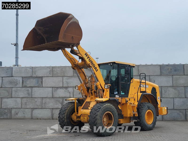 Hyundai HL955 - Gumikerekes homlokrakodó: 2 kép. Hyundai HL955 - Gumikerekes homlokrakodó: 2 kép.
