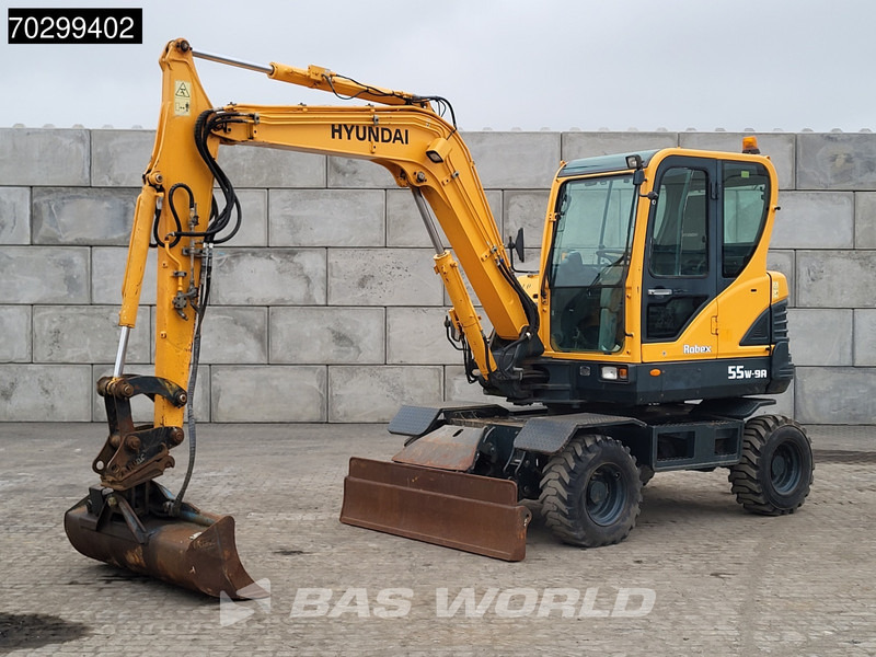 Hyundai Robex 55W-9A EPA - Gumikerekes kotró: 2 kép. Hyundai Robex 55W-9A EPA - Gumikerekes kotró: 2 kép.