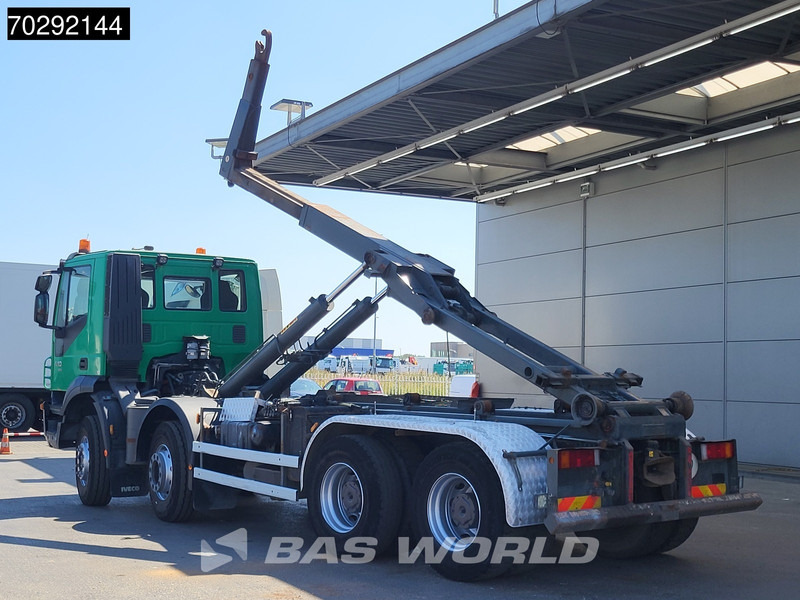 Iveco Trakker 410 8X4 Hyvalift 26-65S Hooklift Manual Big-Axle EEV - Horgos rakodó teherautó: 2 kép. Iveco Trakker 410 8X4 Hyvalift 26-65S Hooklift Manual Big-Axle EEV - Horgos rakodó teherautó: 2 kép.