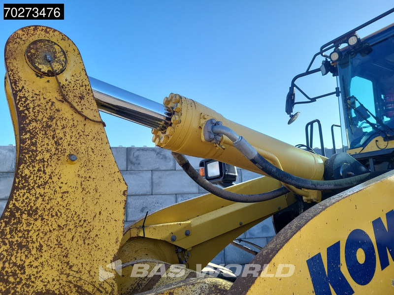 Gumikerekes homlokrakodó Komatsu WA500-8: 11 kép.