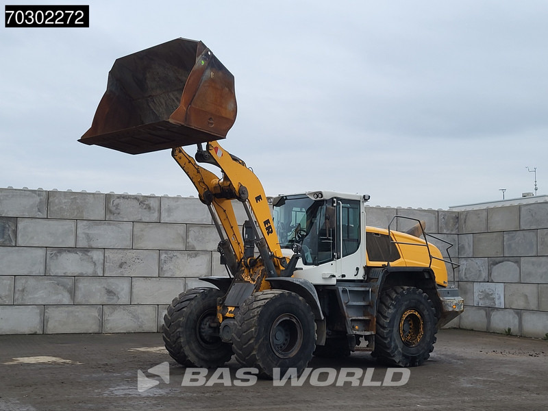 Liebherr L556 - Gumikerekes homlokrakodó: 2 kép. Liebherr L556 - Gumikerekes homlokrakodó: 2 kép.