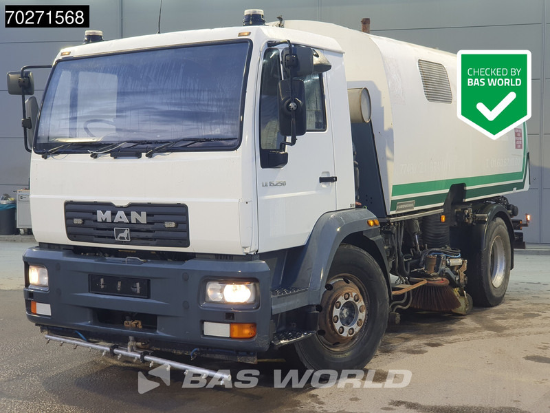 MAN LE 15.250 4X2 Eurovoirie Sweeper Manual Steelsuspension Euro 3 - Utcaseprő gép: 1 kép. MAN LE 15.250 4X2 Eurovoirie Sweeper Manual Steelsuspension Euro 3 - Utcaseprő gép: 1 kép.