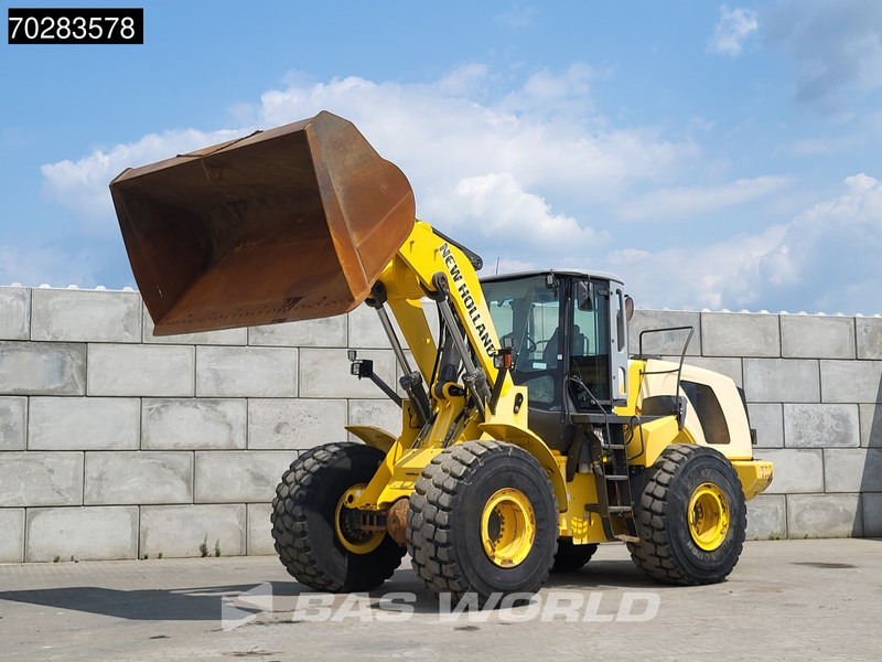 New Holland W270 - Gumikerekes homlokrakodó: 2 kép. New Holland W270 - Gumikerekes homlokrakodó: 2 kép.