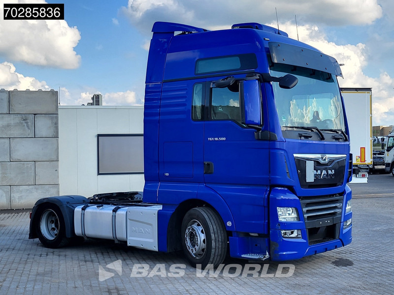 MAN TGX 18.500 4X2 Mega XXL Retarder Xenon 2xTanks Standklima ACC Euro 6 - Nyergesvontató: 3 kép. MAN TGX 18.500 4X2 Mega XXL Retarder Xenon 2xTanks Standklima ACC Euro 6 - Nyergesvontató: 3 kép.